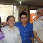 Con la señora Mila, Jorge Mario, su hermano... Los mejores fríjoles frente al CAI de la Esmeralda.