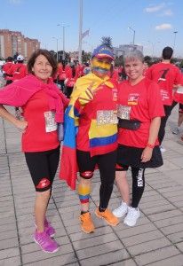 Esta atleta es muy simpática y siempre corre con la bandera en su rostro