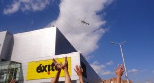 Todos con los brazos arriba saludando  a quienes nos cuidan desde el aire